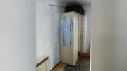 Bei der Durchsuchung der Wohnung des Tatverdächtigen entdecken die Ermittler eine exakte Nachbildung des Koffers, in dem das Opfer laut Video transportiert wurde. Allerdings finden sich an diesem Modell keinerlei Spuren des Opfers.