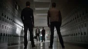 Scott (Tyler Posey, 2.v.re.) und Isaac (Daniel Sharman, 2.v.li.) müssen sich mit den Alpha-Zwillingen Aiden (Max Carver, re.) und Ethan (Charlie Carver, li.) herumschlagen.
