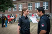 Kim (Carolyn Genzkow, l.) und Tarik (Serhat Cokgezen, r.) versuchen herauszufinden, wer die Giftwarnung an das Schwarze Brett der Schule gehängt hat.