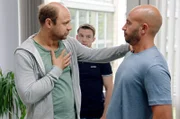 Der chronisch überspannte Regisseur (Moritz Führmann, links) erklärt Dar Salim (rechts) in "How to Tatort", was ansteht. (in der Mitte als Übersetzer Ryan Wichert)