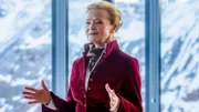 Frau Schönborn (Michou Friesz) präsentiert den potentiellen Investoren ihre Ideen für die Erweiterung des Schigebietes.