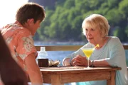 Humphrey (Kris Marshall, l.) und Tante Mary (Wendy Craig, r.) sitzen bei einem Cocktail beieinander. Mary hat ihrem Neffen etwas Wichtiges mitzuteilen.