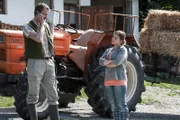 Hans Gruber (Heiko Ruprecht) soll eine Bergführung übernehmen. Lilli (Ronja Forcher) ahnt, dass sie die Hofarbeit dann alleine bewältigen muss.