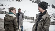 Karl Moser (Lenius Jung, r.) ist skeptisch, ob er bei Martin (Hans Sigl, M.) auf dem Gruberhof wohnen soll. Doch als er die hübsche Lilli Gruber (Ronja Forcher, l.) sieht, ist er hin und weg.