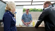 Alles deutet darauf hin, dass Karsten Nocke (Henning Peker, M.) der Stalker ist. Schon in ihrer Jugendzeit hat er Dorothea verehrt und ihr nachgestellt. Bei einer Befragung durch die Polizei Leena Virtanen (Li Hagman, l.) und Lars Pöhlmann (Dominic Boeer, r.) wird er zunehmend nervös.