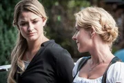 Anne Meierling (Ines Lutz, l.) will zurück nach Paris - oder auch nicht. Susanne (Natalie O'Hara, r.) durchschaut, dass alles von Martin Gruber abhängt.