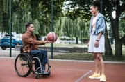 Dr. Ilay Demir (Tan Caglar) bietet der Profibasketballerin Cora Lewitzki (Sabrina Ceesay) einen Deal an. Sollte er gegen sie im Basketball gewinnen, kommt sie mit ihm für weiterer Untersuchungen in die Sachsenklinik. Verliert er, lässt er sie endgültig in Ruhe.