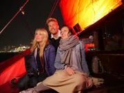 Entertainmentmanagerin Cori, Freundin Rahel und Schlagersänger Maxi Arland gucken die Symphony of Lights an. Die drei fahren mit einer Dschunke hinaus, um die kostenlose Lichtshow anzugucken.