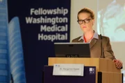 Gretchens (Diana Amft) Auftritt im Fellowship Konferenzraum.