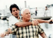 Der Drogendealer Branco Mendoza (Nick Corri, l.) hat den alten Navy-Haudegen Artemus Sullivan (Ernest Borgnine, r.) als Geisel genommen und droht, ihn zu erschießen ...