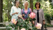Fanny mit ihren Schwestern Ute und Karin am Grab des Vaters.