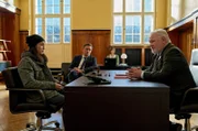 Wird der Kleindealer Chao Zübert (Madieu Ulbrich, l.) Ben Ritter (Peter Fieseler, M. mit Koparsin, h.) und Oberstaatsanwalt Steinke (Armin Dallapiccola, r.) endlich die Wahrheit sagen?