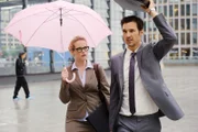 Gretchen (Diana Amft) steigt ins Taxi, Marc (Florian David Fitz) bleibt zurück.
