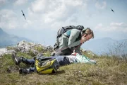 Peter (Matthias Ziesing) und Henriette Geis (Christina Athenstädt) wollten eigentlich nur eine leichte Wanderung machen, doch plötzlich bricht Henriette zusammen.