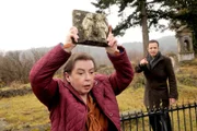 ARD HEITER BIS TÖDLICH - ALLES KLARA II, FOLGE 17 (WH.), "Im Namen des Vaters", am Donnerstag (07.08.14) um 18:50 Uhr im ERSTEN. Hermine Malinckrodt (Simone von Zglinicki, l.) wird von Paul Kleinert (Felix Eitner, r.) auf dem Quedlinburger Friedhof überrascht.
