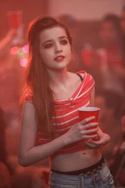 Ali (Makenna James) weiß, wie man mit den Jungs spielt. Sie hat Chip sofort den Kopf verdreht ...