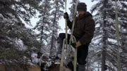 Kaleb Rowland hebt einen toten Elch von seinem Grundstück. (National Geographic)