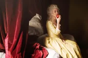 Florence Chassagne (Elénore Bernheim) träumt, dass sie Teil des Gemäldes "Le Verrou" von Jean-Honoré Fragonard ist.