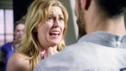 Lainie McCallum (Diora Baird) rennt völlig verzweifelt zu ihrem Nachbarn. Kurz zuvor sei sie im Treppenhaus vergewaltigt worden.