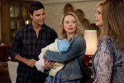V.l.: Tommy Rizzoli (Colin Egglesfield) und Lydia Sparks (Alexandra Holden) freuen sich über ihr gemeinsames Baby. Auch 'Oma' Rene Sparks (Beverly Leech) ist begeistert.