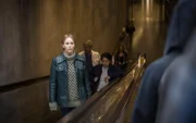 Iris (Sofia Helin) wird auch in Alltagssituationen immer wieder an den gewaltsamen Tod ihres Lebensgefährten erinnert.
