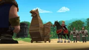 Prinz John (3.v.re.) bringt Wikingerfürst Harald (li.) ein besonderes Geschenk, ein Drache aus Holz mit Rädern.