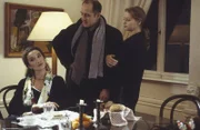 Wieder einmal entsteht ein heftiger Streit zwischen dem Ex-Paar Robert (Ulrich Mühe, M.) und Irina Kolmaar (Konstanze Breitebner, l.), bei dem es wie immer um die Zukunft von Anna geht (Theresa Scholze, r.).