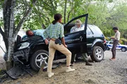 Mélissa Sainte-Rose (Sonia Rolland, l.), Philippe Dorian (Valentin Papoudof, M.) und Aurélien Charlery (Julien Beramis, r.) befinden sich an einem neuen Tatort. Ein Mann liegt tot auf einem Auto. Es soll nach einem tragischen Unfall aussehen, doch Philippe geht von einem Mordfall aus. Mélissa Sainte-Rose (Sonia Rolland, l.), Philippe Dorian (Valentin Papoudof, M.) und Aurélien Charlery (Julien Beramis, r.) befinden sich an einem neuen Tatort. Ein Mann liegt tot auf einem Auto. Es soll nach einem tragischen Unfall aussehen, doch Philippe geht von einem Mordfall aus.