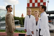 Cedric (Tobias Oertel, l.) kommt mit seiner Herzpatientin an. Franz (Peter Prager, M.), Gretchen (Diana Amft) und Marc (Florian David Fitz, r.) haben schon auf ihn gewartet.