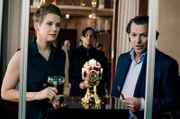 Jojo (Andrea Osvárt) begleitet von Allmen (Heino Ferch) zu der Lesung von Klaus Sternwald (Jörg Pintsch, re.).