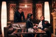 Carlos (Samuel Finzi) und Maria (Isabella Parkinson) versuchen vergeblich, von Allmen (Heino Ferch) ins Gewissen zu reden.