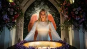 Villanelle (Jodie Comer) hat nach all den Jahren als schonungslose Auftragskillerin überraschenderweise zur Kirche gefunden. Doch alte Gewohnheiten sterben schwer.