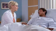 Dr. Kathrin Globisch (Andrea Kathrin Loewig) erkundigt sich bei Mark Weidenberg (Marlon Kittel), wie es ihm im Gefängnis ergangen ist.