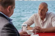 Eduardo Silva (Jürgen Tarrach, li.) spricht mit Gonçalo Postiga (Christoph Grunert), der ein Camp für straffällig gewordene Jugendliche leitet.