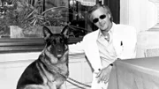Der Serienmörder Jack Unterweger mit seinem Hund in einem Café: Er war Teil der Wiener High Society.