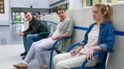 Der Bergdoktor Staffel 15 Endlich Leben – Teil 2 Zwei junge Männer und eine junge Frau: Leonie Wesselow als Chiara Engl, Matti Schmidt-Schaller als Marco Evers, Felix Mayr als Lukas Weiss