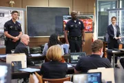Bradford (Eric Winter, l.) und Sergeant Grey (Richard T. Jones, M.) bringen alle auf den neuesten Stand. Doch der Gesuchte ist extrem gefährlich. Neben Agent Fox (Kat Foster, r.) vom FBI, haben sich nun auch andere Bundesbehörden eingeschaltet, um den Täter endlich zu fassen.