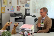 Die Erdmännchen-Detektive Jan & Henry im Büro von Kommissar (Michael Kessler).
