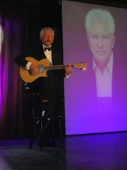 Tatort-Star Miroslav Nemec hat in der Show-Lounge einen Auftritt. Der Schauspieler singt und spielt Gitarre auf der Grand Lady.