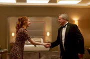 Drei Jahre vor dem Shitstorm um Douglas (Hugh Bonneville) begegnet Madeline (Karen Gillan) ihm zum ersten Mal bei einem Bewerbungsgespräch.