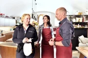 Nele Fehrenbach (Floriane Daniel, l.) muss den Tod eines Jachtbesitzers aufklären. Sie befragt dessen Geschäftspartner Manfred (Thorsten Nindel, r.) und Anja Görlinger (Sabine Lorenz, m.).