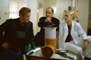 Dr. Robert Kolmaar (Ulrich Mühe, M.) erklärt Wolfgang Hölzermann (Andreas-Maria Schwaiger, l.) seine Untersuchungsergebnisse und widerlegt somit die Theorie der Polizei.