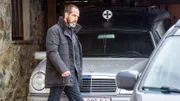 Reza (Yousef Sweid) vor dem Haus der Familie.