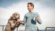 Jacobs (Hinnerk Schönemann) und Hund Holly auf ihrem neuen Hausboot.