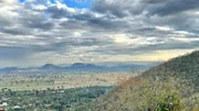 Die Ebene am Fuße des Berges Phnom Sampeou bei Battambang.