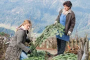 So gerne sie Anne (Ines Lutz, l.) und Martin wieder als Paar sehen würde ... Lisbeth (Monika Baumgartner, r.) sorgt sich, was aus dem Gruberhof wird, wenn die beiden es wieder nicht miteinander hinbekommen.