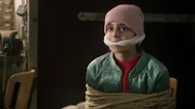 Jasina (Sophia Grande) muss gefesselt und hilflos zusehen, wie die Verbrecher die Explosion eines Geldautomaten planen.