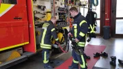 Zwei Feuerwehrleute