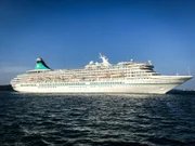 Das Kreuzfahrtschiff "Grand Lady" vor Trincomalee, Sri Lanka, im Indischen Ozean bei blauem Himmel.