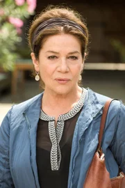 Hannelore Elsner (Maria Graf).